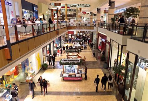 How many malls are still open around the St. Louis area?